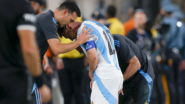 Lionel Messi le explica a Lionel Scaloni la zona donde sintió la molestia. Entre ambos definirán qué hacer.