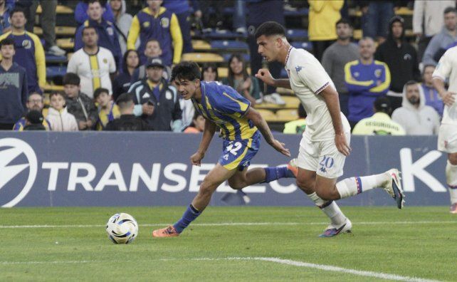 Elías Verón trepa por la derecha y busca el desequilibrio. El lateral hizo su but en Central.