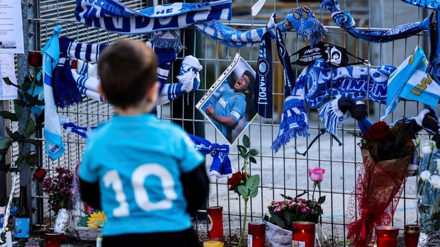 Nápoles llora a Maradona en un homenaje en el estadio que llevará su nombre