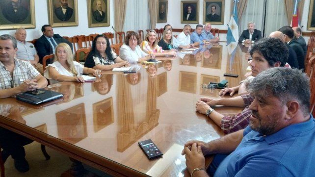 Estatales y docentes recibirán un aumento salarial del 18% y una suma fija