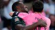 Viral: el abrazo inesperado que le dio un jugador mexicano a Lionel Messi en pleno partido