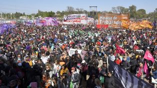 La populosa marcha de 7 km de este sábado en San Luis durante el 35º Encentro Plurinacional de Mujeres.
