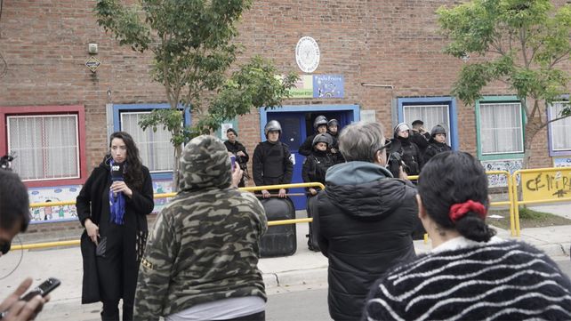 La violenta protesta de padres en el jardín de infantes de Empalme Graneros requirió la intervención de la policía