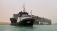 Uno de los cargueros más grandes del mundo bloquea el Canal de Suez