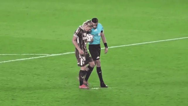 Falcón Pérez, en el ojo de la tormenta: ¿qué le dijo a Schor antes del último penal de Platense? Falcón Pérez, en el ojo de la tormenta: ¿qué le dijo a Schor antes del último penal de Platense?