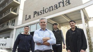 Mario Gerosa, en el centro, junto a sus tres hijos: Pedro, el mayor, y los gemelos Tobías y Facundo.
