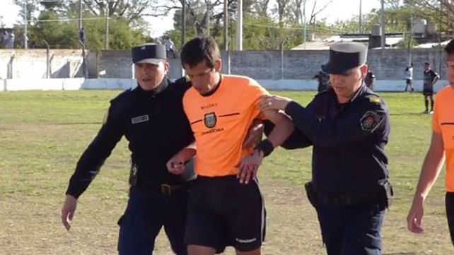 La fuerza policial acompañó al árbitro al vestuario tras los incidentes dentro del campo de juego.&nbsp;