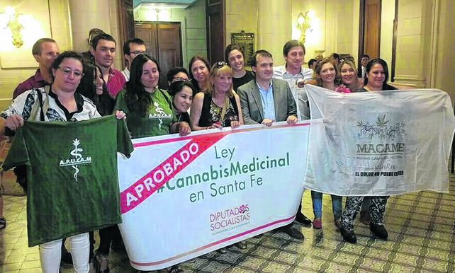 Misión cumplida. Familiares celebraron ayer la aprobación de la ley en la Legislatura junto a algunos senadores.