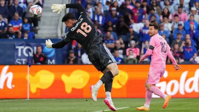 Lionel Messi convirtió otro hat trick en su carrera y llegó a los 910 goles oficiales.