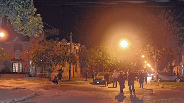 Equivocados. Las balas dieron en la casa de la izquierda y una sola en el auto de los Vienna