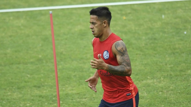 El delantero de San Lorenzo Nicolás Fernández y el volante Lucas Menossi encendieron las alarmas en el plantel ya que padecen fiebre.