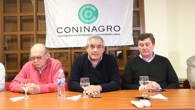 Complejo panorama. El presidente de Coninagro (al medio)