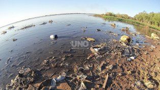 Los pescadores autoconvocados de Monte Vera señalaron que cada vez es más la basura. Foto: Archivo UNO Santa Fe