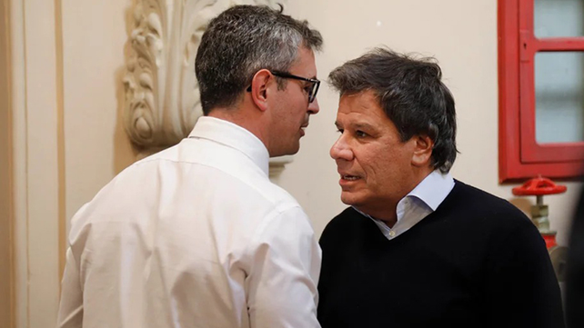 El cruce de Martín Menem y Facundo Manes en un pasillo del Congreso.