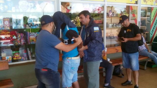 Efectivos de la Federal con el imputado de narcotráfico en Misiones.