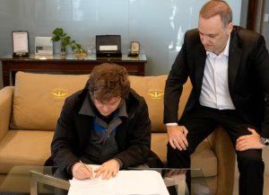 Reforma laboral: Javier Milei firmó el proyecto y el Gobierno lo enviará al Congreso
