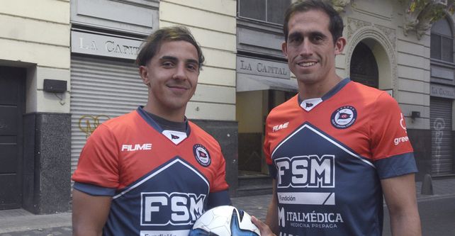 Referente y capitán. Paulo Killer junto a Facundo Marín. El defensor llegó a los 300 partidos.&nbsp; 