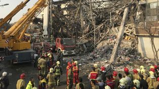Al menos 20 muertos al derrumbarse un edificio de quince pisos en la capital de Irán