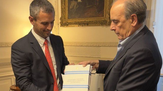 Martín Menem recibe de Guillermo Francos el paquete de reforma del Estado enviado por el presidente Javier Milei.