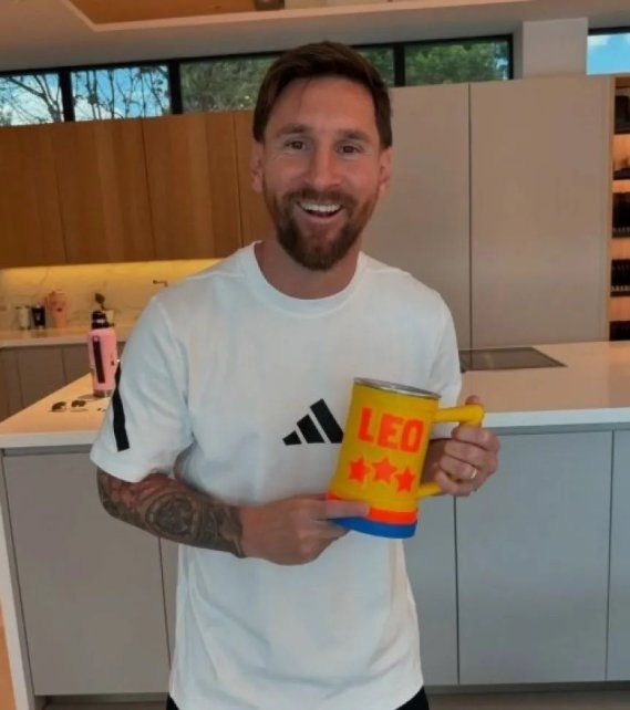 Lionel Messi y la jarra que le obsequió Un Poco de Ruido antes de navidad.