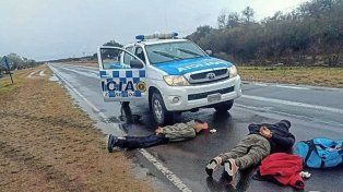 Los dos detenidos habían volcado un auto que era robado.