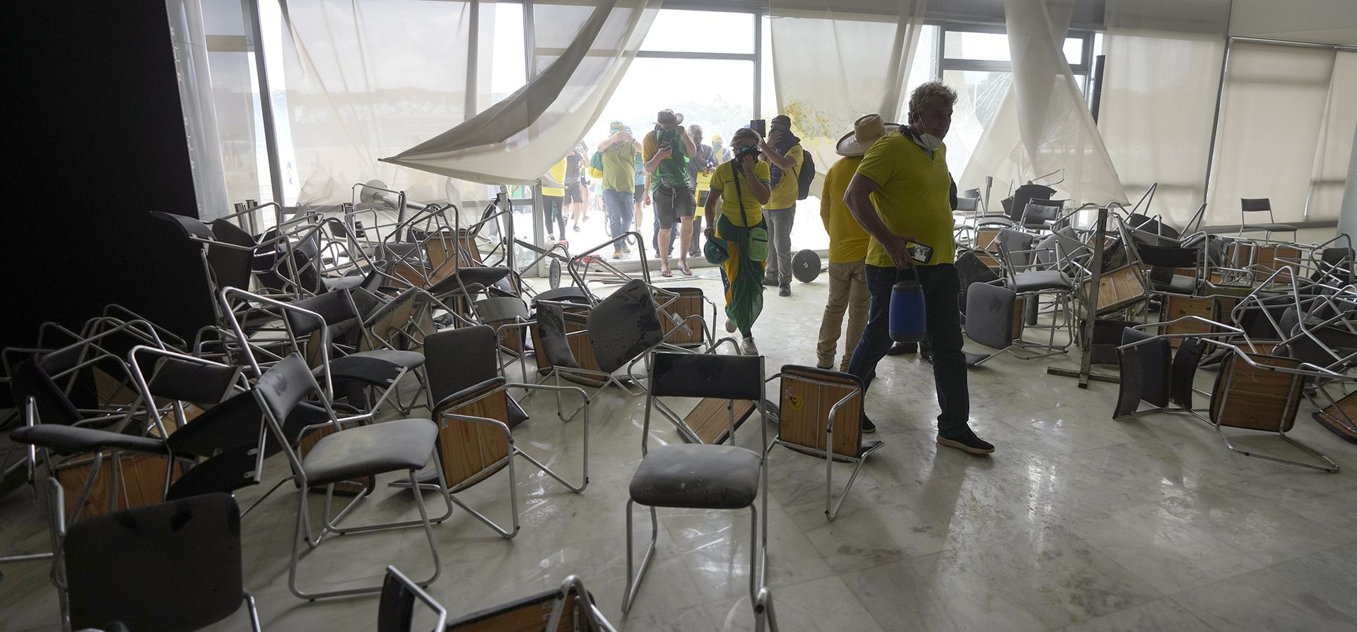 Manifestantes, partidarios del expresidente brasileño Jair Bolsonaro, asaltan el edificio del Congreso Nacional en Brasilia, Brasil, el domingo 8 de enero de 2023. (Foto AP/Eraldo Peres)
