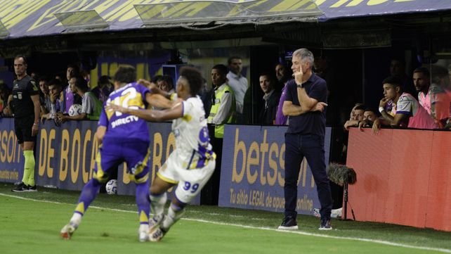 Derrota Canalla. Campaz cae y Ariel Holan parece mirar para otro lado. Central perdió el invicto en la Bombonera ante Boca.