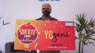 Francisco con el barbijo en la readcci&oacute;n de UNO donce cobr&oacute; los 50.000 pesos.