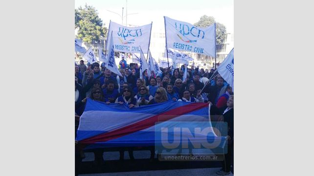 UPCN se movilizó a Casa de Gobierno en rechazo de la propuesta salarial del Gobierno