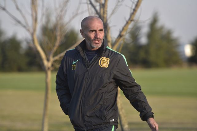 Conductor. Paolo Montero solicitó muchos nombres y hasta el momento ninguno de ellos pudo llegar. El DT sigue esperando.