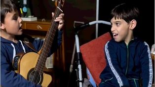Amistad. El pequeño cantor también le está enseñando a Santi a tocar el bombo, pese a sus dificultades.