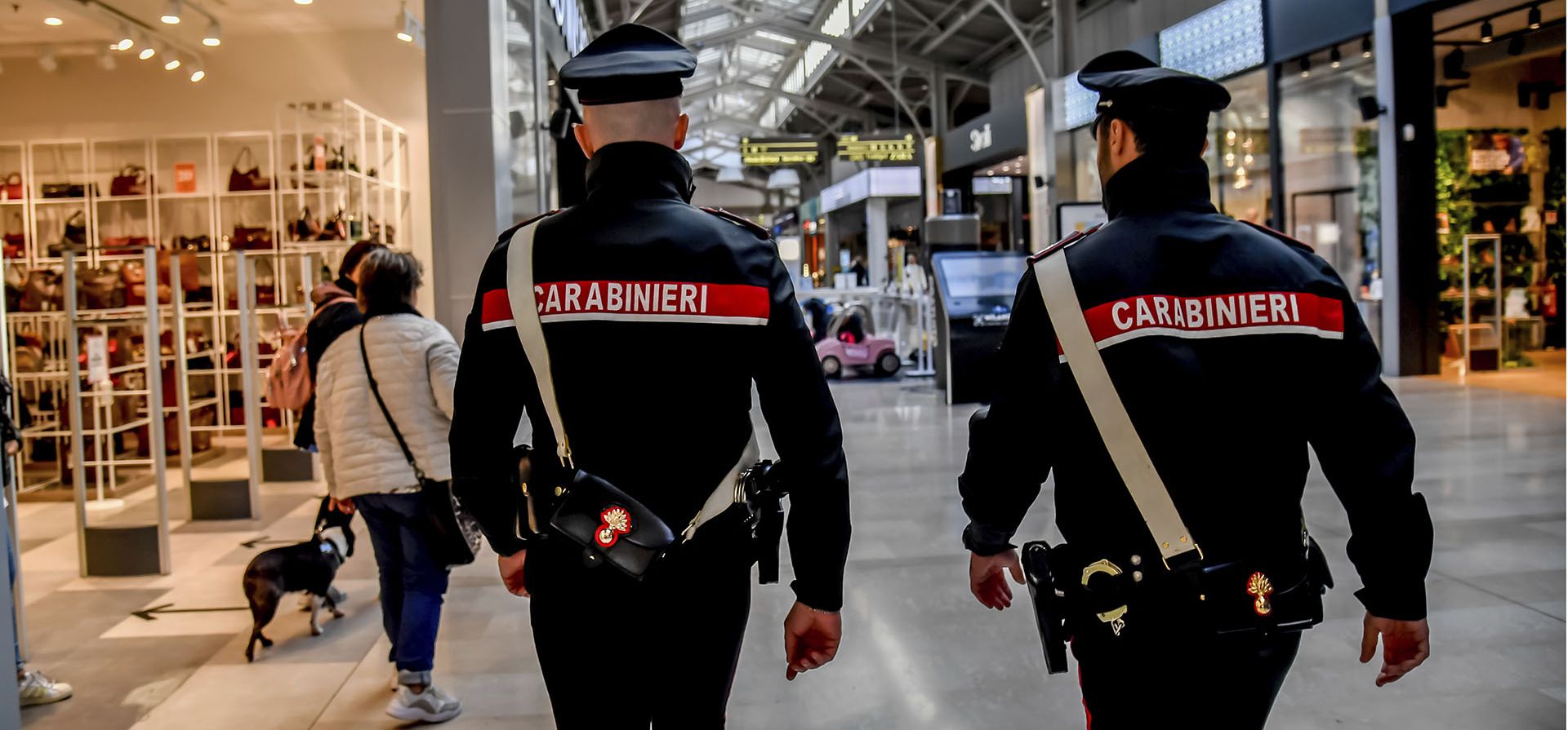 Oficiales de Carabinieri patrullan el centro comercial el día después de que cinco personas fueran apuñaladas y una fuera asesinada después de que un hombre agarrara un cuchillo de un estante de un supermercado en Assago, en las afueras de Milán, Italia, el viernes 28 de octubre de 2022. La policía arrestó el jueves a un Hombre italiano de 46 años sospechoso del ataque en el centro comercial del suburbio milanés de Assago.