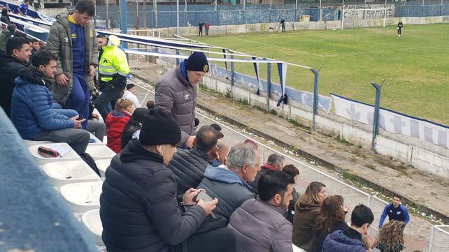 Referentes Canallas. Gustavo Falaschi, Hugo Galloni, Paulo Ferrari y Federico Lussenhoff estuvieron en el estadio Olaeta acompañando al plantel auriazul.