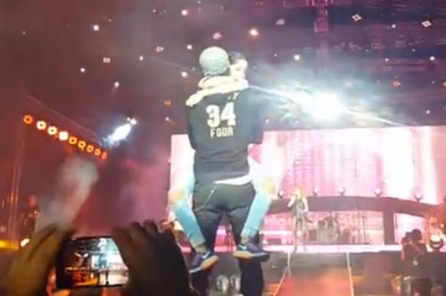 Enrique Iglesias volvió a hacer de las suyas con una fanática