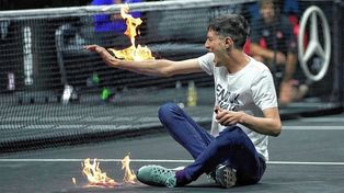 Un activista se prendió fuego un brazo durante el partido de Peque Schwartzman