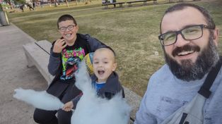 Nicolás con su papá y su hermano.