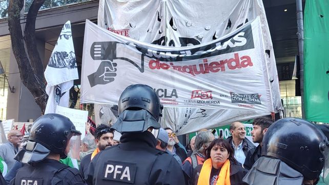 Jubilados hicieron una nueva protesta contra el veto del presidente Javier Milei con corte de tránsito e incidentes frente al Congreso&nbsp;