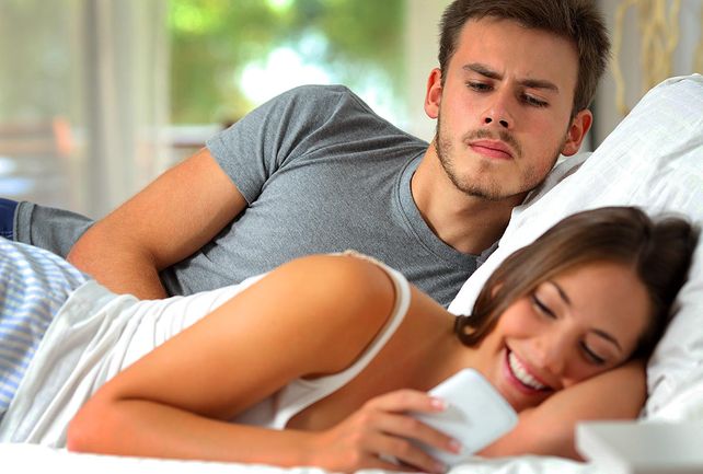 Diez consejos infalibles para saber si tu pareja te engaña cuando te escribe por WhatsApp