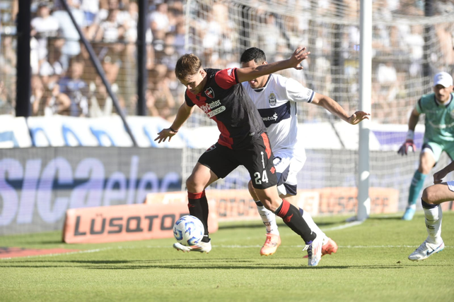 Newells tuvo dos chances en los últimos minutos del primer tiempo.