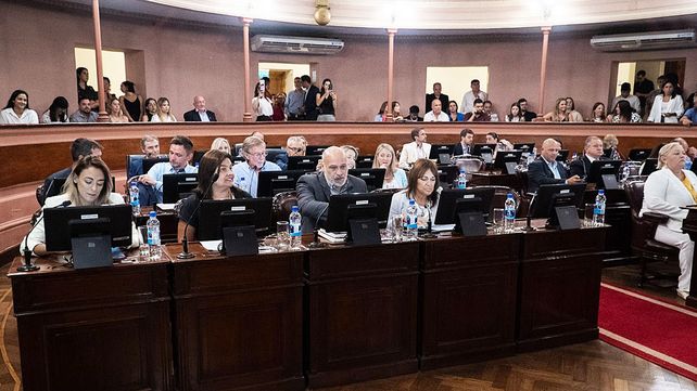 La Cámara de Diputados de Entre Ríos aceptó las modificaciones del senado al Código Fiscal y Ley de Contabilidad Pública. Se aceptó la renuncia de Stefanía Cora
