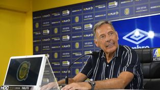Siempre sonriente. Russo analizó en conferencia de prensa cómo llega Central al debut de esta tarde ante Argentinos.