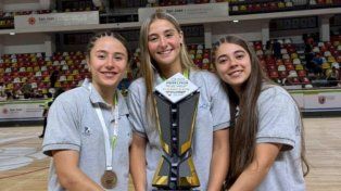 Corvetto, Carrivale y Broggi posan con el trofeo que ganaron con la Selección Argentina.