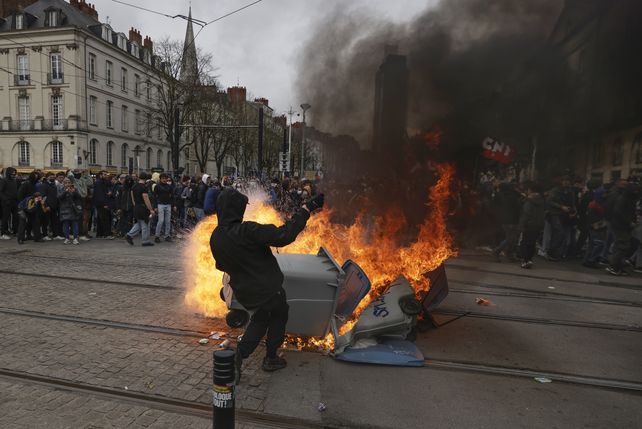 Vandalismo. Manifestantes queman un contenedor en Nantes.
