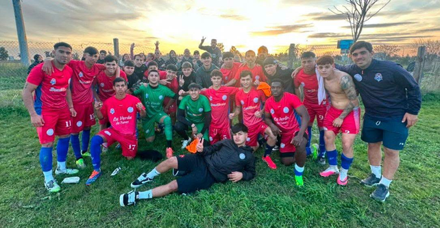 Rosarina de Fútbol. El equipo de Pablo Castella venció a Defensores de Funes y manda en la Zona Campeonato de la Primera B