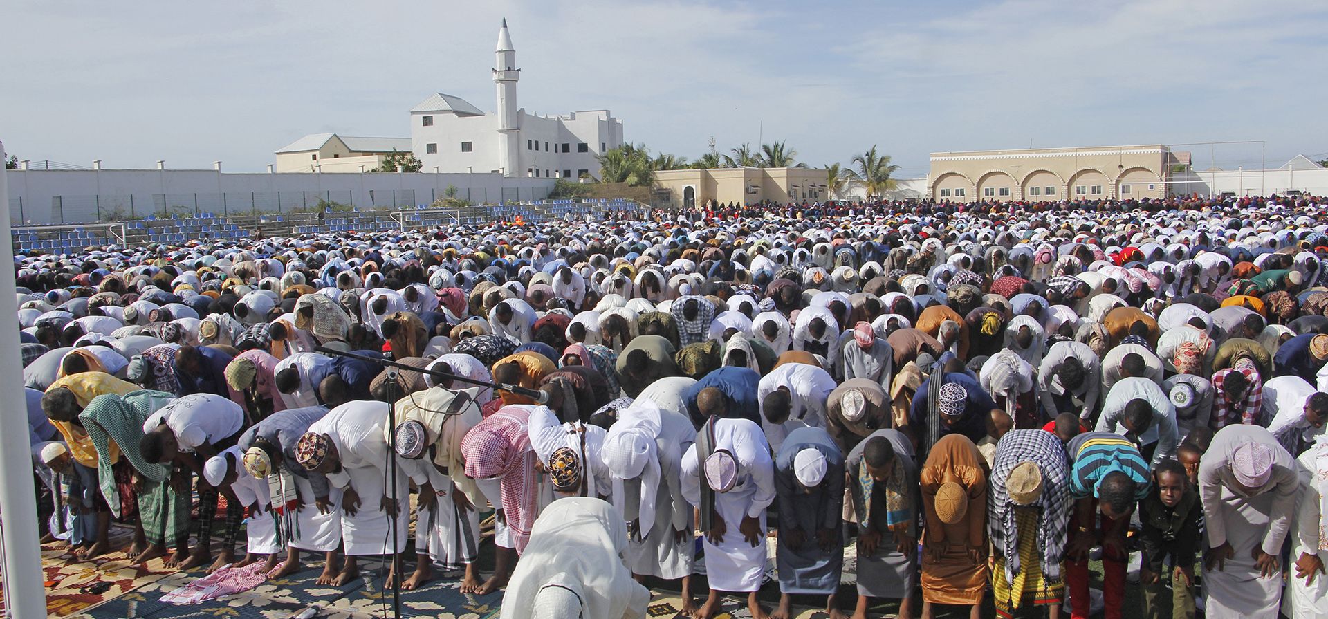 Musulmanes somalíes se ponen de pie para rezar durante las oraciones de Eid al-Fitr en Mogadiscio, Somalia, el lunes 2 de mayo de 2022.