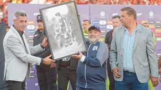 Obsequio. Los dirigentes DAmico y Concina le regalaron un cuadro con una imagen inolvidable.