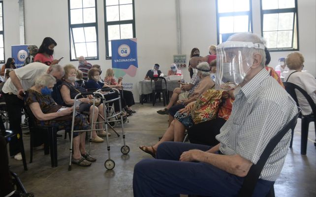En imágenes: comenzó la vacunación a mayores de 90 años en la ex Rural