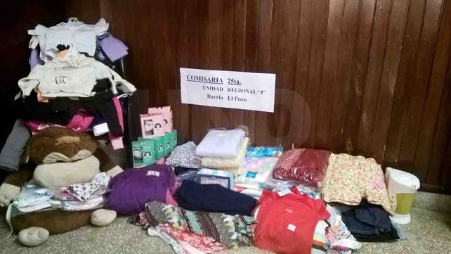 Recuperada. La ropa que fue robada del comercio Zumpa ubicado en la planta baja de la Torre 5 de barrio El Pozo.&nbsp;