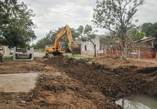 Cuenca Flores: avanza la obra del desagüe pluvial en calle Pavón