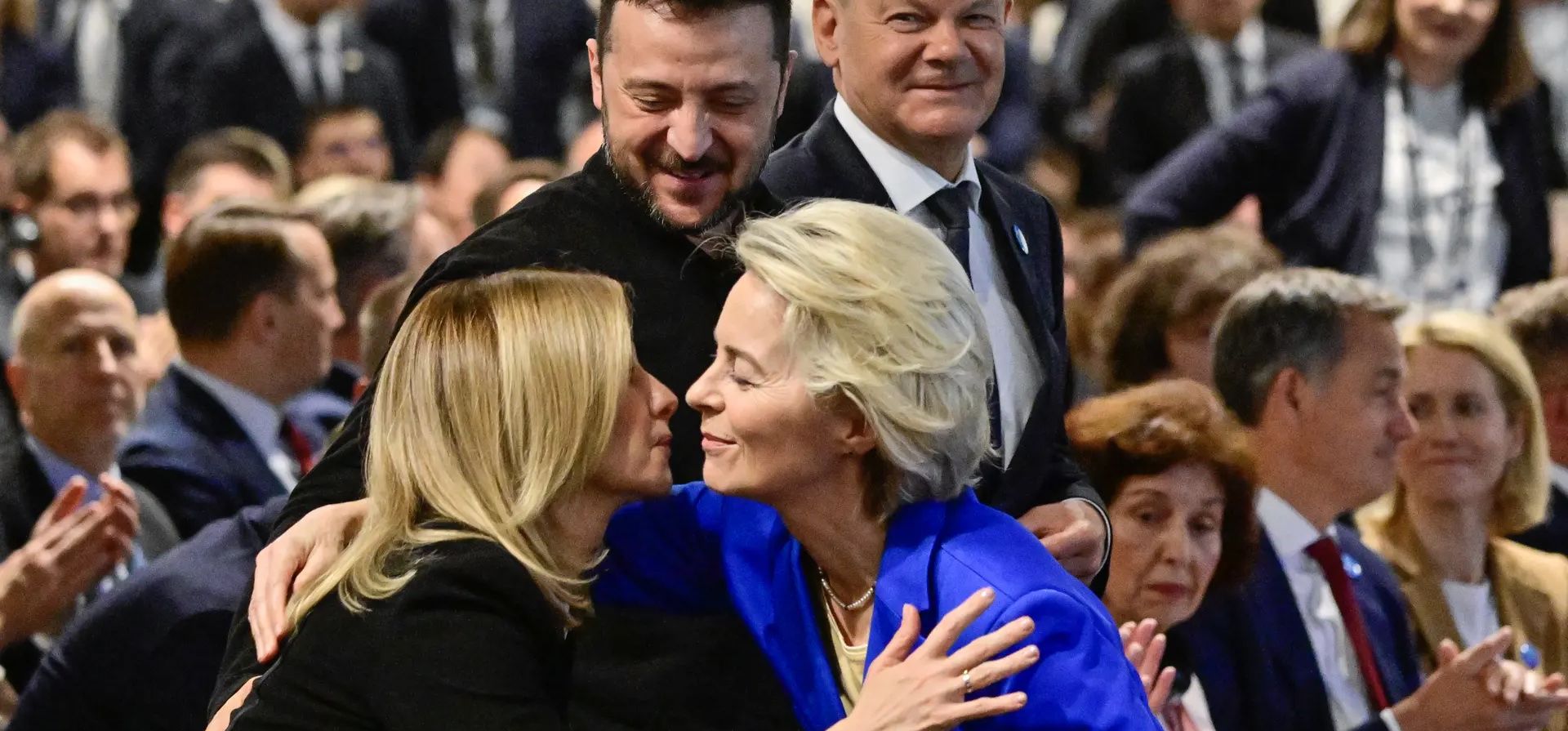 La primera dama de Ucrania, Olena Zelenska (izq.), y la presidenta de la Comisión Europea, Ursula von der Leyen, se abrazan bajo la mirada del presidente ucraniano, Volodymyr Zelenskiy (arriba izq.), y del canciller alemán, Olaf Scholz, al comienzo de la conferencia de recuperación de Ucrania, Berlín, Alemania. Fotografía: John MacDougall/AFP/Getty Image La primera dama de Ucrania, Olena Zelenska (izq.), y la presidenta de la Comisión Europea, Ursula von der Leyen, se abrazan bajo la mirada del presidente ucraniano, Volodymyr Zelenskiy (arriba izq.), y del canciller alemán, Olaf Scholz, al comienzo de la conferencia de recuperación de Ucrania, Berlín, Alemania. Fotografía: John MacDougall/AFP/Getty Image
